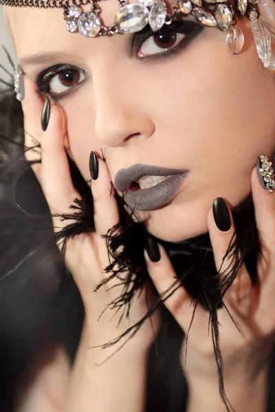 黒灰色グラム マット メイクやラインス トーンと少女の顔のクローズ アップの装飾マニキュア — ストック写真