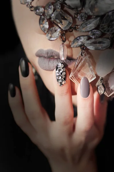 Negro Gris Glam Mate Maquillaje Manicura Con Diamantes Imitación Decoración — Foto de Stock