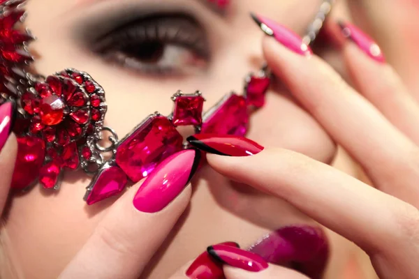 Joven Hermosa Chica Con Rojo Rosa Maquillaje Manicura Primer Plano — Foto de Stock