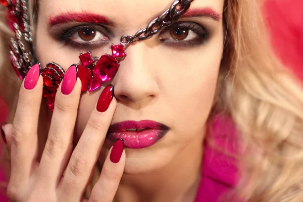Młoda Piękna Dziewczyna Czerwona Róża Zbliżenie Makijaż Manicure — Zdjęcie stockowe