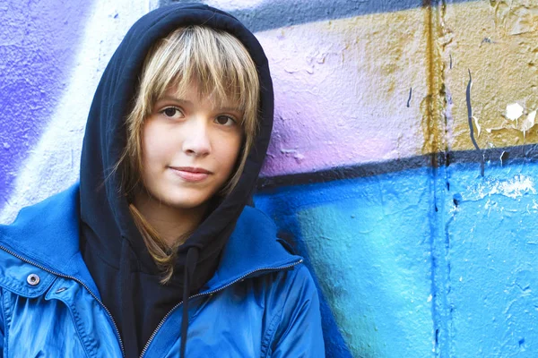 Başlıklı Bir Şehir Sokak Üzerinde Genç Kız Gençlik Sokak Stili — Stok fotoğraf
