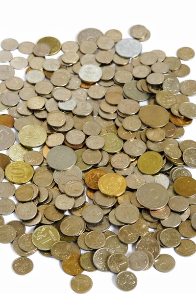 小金属俄罗斯货币在一个巨大的数字在白色背景 — 图库照片