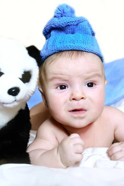 Pequeño Bebé Está Acostado Cama Junto Juguete Del Panda Poco — Foto de Stock