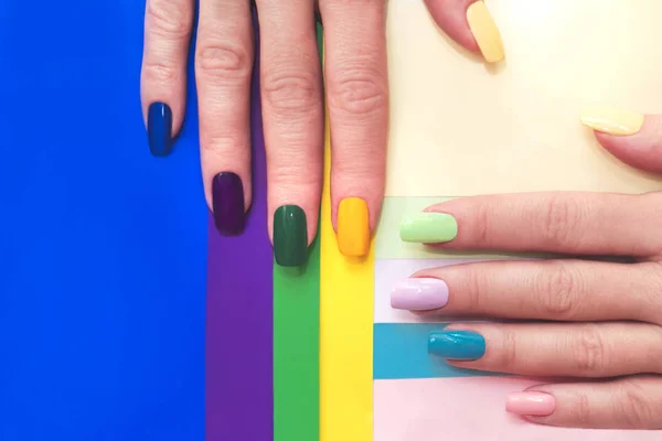 Mehrfarbige Pastell Maniküre Kombiniert Ton Ton Mit Einem Gestreiften Hintergrund — Stockfoto