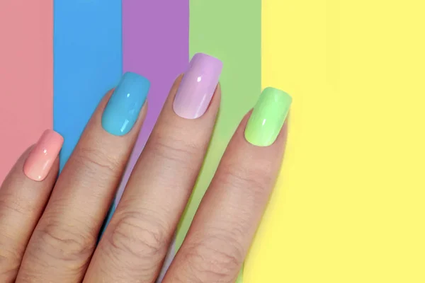 Manicura Pastel Multicolor Combinado Tono Sobre Tono Con Fondo Rayado — Foto de Stock