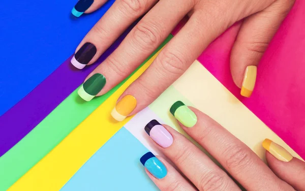Manicure Multicolore Pastello Combinato Tono Tono Con Uno Sfondo Strisce — Foto Stock
