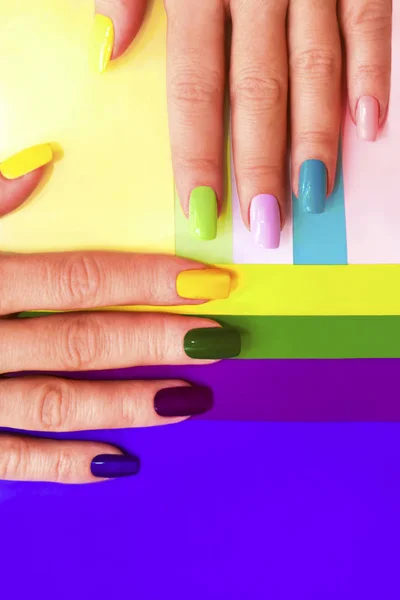 Manicura Pastel Multicolor Combinado Tono Sobre Tono Con Fondo Rayado — Foto de Stock