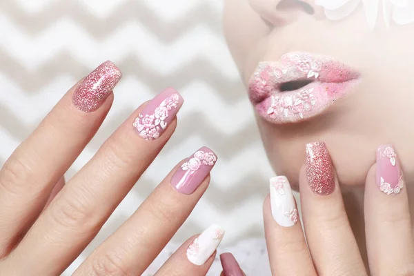 Manicura Pastel Rosa Blanco Maquillaje Labios Con Pegatinas Rosa Primer —  Fotos de Stock