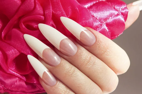 Lange Frans Manicure Vrouwelijke Hand Close Nail Art Nagel Verlenging — Stockfoto