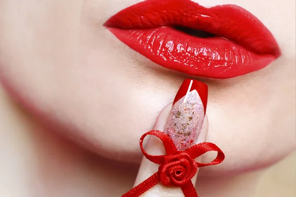 赤い唇と黄金キラキラ デザインとクローズ アップ弓フレンチ マニキュア — ストック写真
