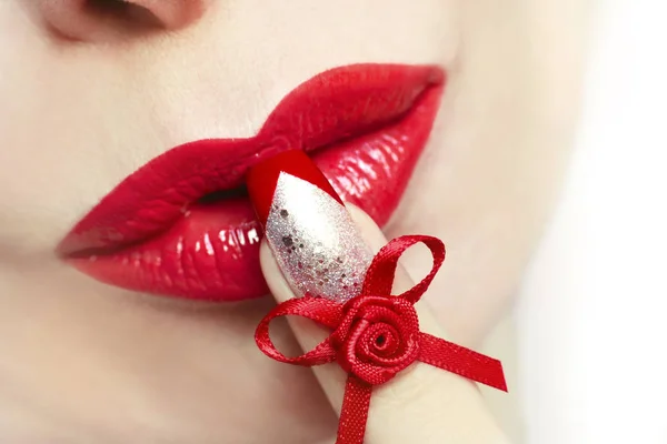 Labios Rojos Manicura Francesa Con Diseño Purpurina Dorada Arco Acercamiento —  Fotos de Stock