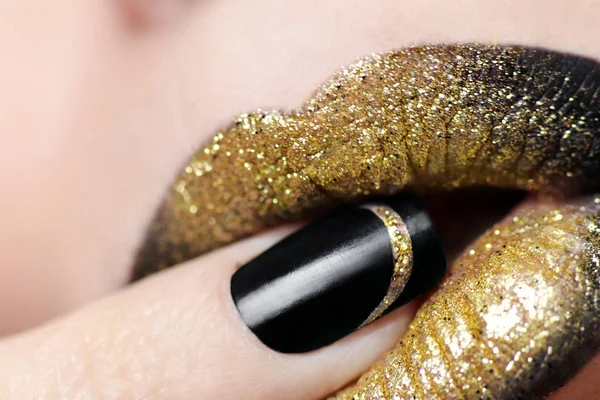 Hell Glänzende Goldene Lippen Make Und Nahaufnahme Nageldesigns Auf Mädchen — Stockfoto