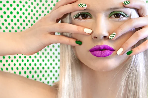 Nageldesign Und Make Mit Grünen Punkten Auf Dem Modell Auf — Stockfoto