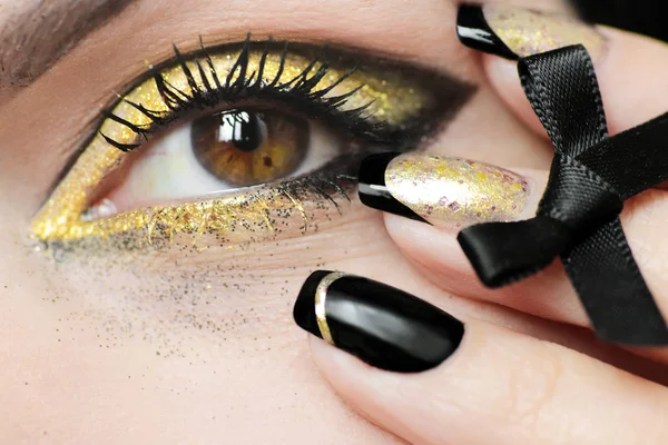 Moda Festiva Maquillaje Oro Negro Manicura Francesa Close Nail Arte —  Fotos de Stock