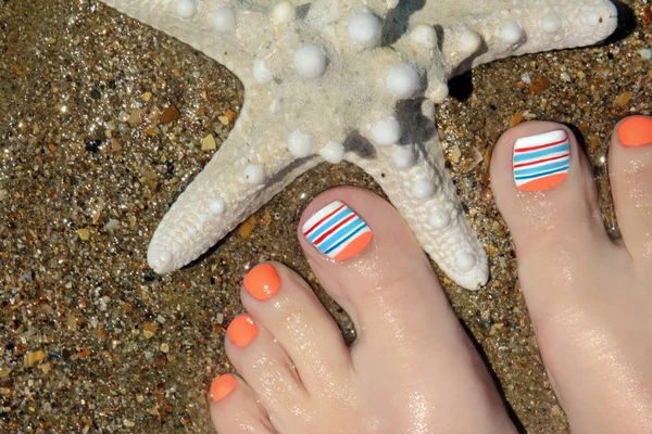 Diseño Uñas Marinas Pedicura Con Clavo Naranja Azul Esmalte Pierna — Foto de Stock