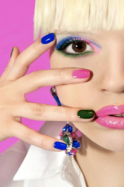 Modische Bunte Kurze Nail Art Design Auf Weibliche Hand Aus — Stockfoto
