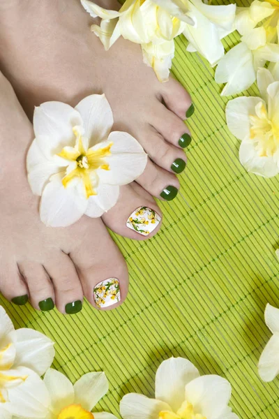 Pedicure Green Nail Polish Slider Daffodils Nail Design Green Background — Stock Photo, Image