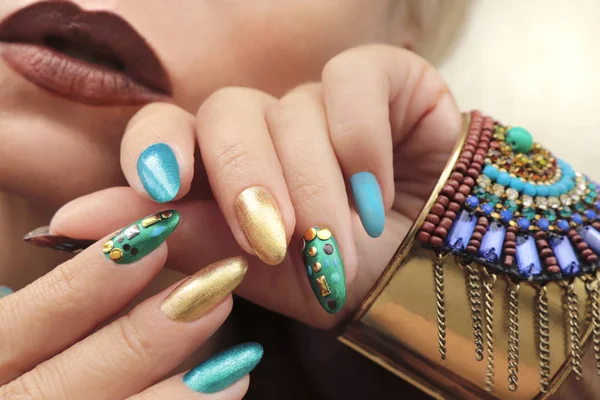 Maquillaje Moda Multicolor Manicura Tonos Turquesa Azul Dorado Marrón Nail — Foto de Stock