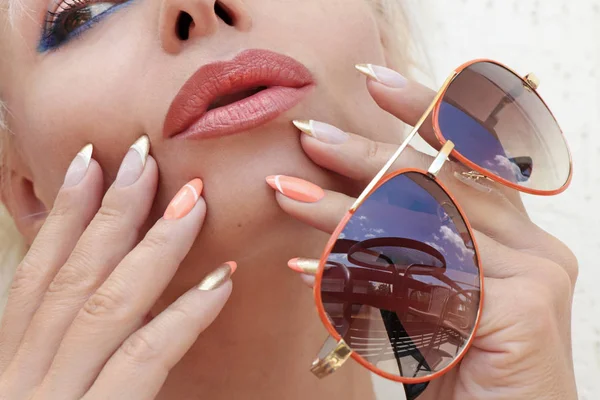 Maquillaje Con Brillo Naranja Los Labios Manicura Francesa Con Clavo — Foto de Stock