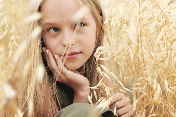 Niña Hermosa Con Cabello Rubio Manicura Las Uñas Con Esmalte — Foto de Stock