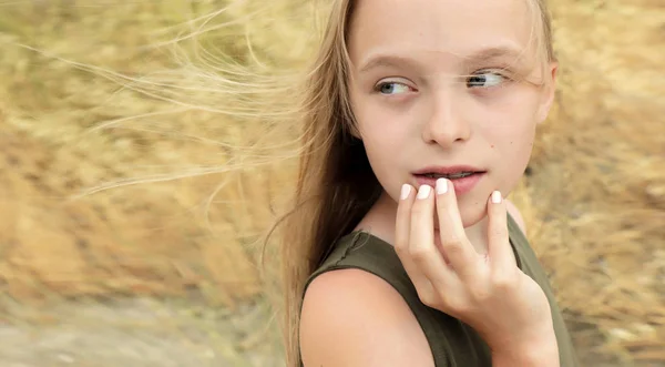 Niña Hermosa Con Cabello Rubio Manicura Las Uñas Con Esmalte — Foto de Stock