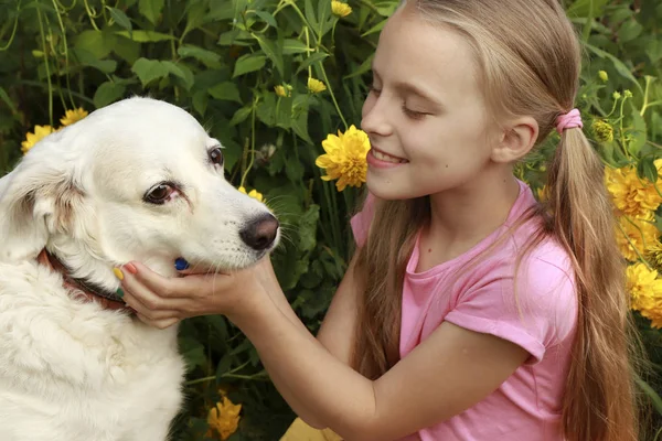 Meninas Comunicação Amigável Com Seu Cão Estimação Favorito Verão Natureza — Fotografia de Stock