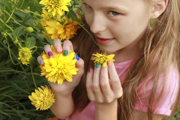 Yazın Yeşil Bitkilerin Arka Planında Sarı Saçlı Bir Kızda Çocuk — Stok fotoğraf