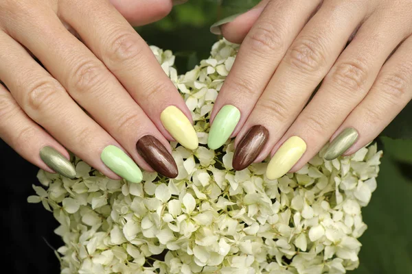 Farbe Maniküre Mit Pastell Und Perlen Nagellack Auf Einem Langen — Stockfoto