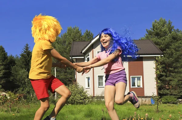 Радостные Дети Мальчик Девочка Голубыми Желтыми Волосами Вращаются Друг Другом — стоковое фото