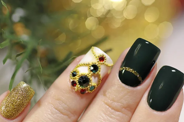 Nieuwjaar Modieuze Mooie Feestelijke Manicure Korte Vierkante Nagels Met Groene — Stockfoto