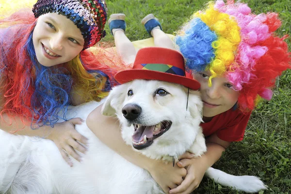 Crianças Pequenas Vestidas Com Perucas Divertidas Festivas Elegantes Com Seu — Fotografia de Stock