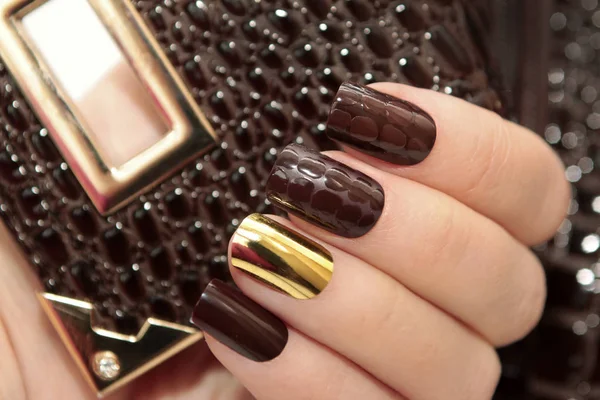 Модный Дизайн Золотых Коричневых Ногтей Эффектом Кожи Животного Короткие Ногти — стоковое фото
