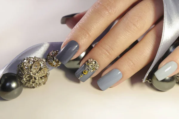 Modische Graublaue Maniküre Auf Quadratischen Nägeln Nagelkunst Mit Strass Auf — Stockfoto
