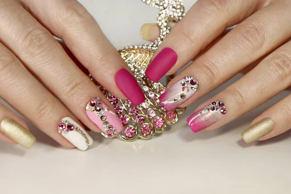 Een Luxe Manicure Met Een Roze Matte Afwerking Voor Nagels — Stockfoto