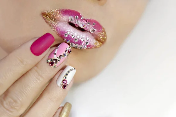 有创意的唇妆和时髦的用犀牛石做的指甲美容美发 用白色 粉色和金色的波兰色的渐变钉设计的漂亮指甲 — 图库照片