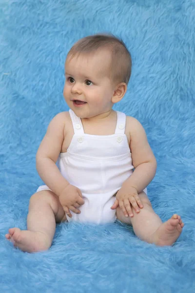 Pequeño Bebé Sienta Sobre Fondo Azul Expresa Emociones Interés Alegría — Foto de Stock