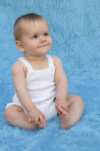 Pequeño Bebé Sienta Sobre Fondo Azul Expresa Emociones Interés Alegría — Foto de Stock