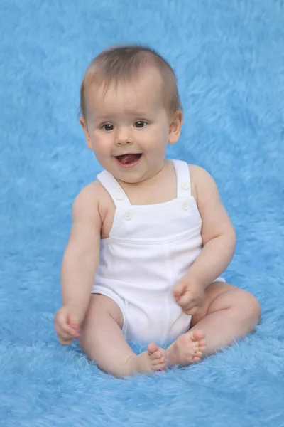 Pequeño Bebé Sienta Sobre Fondo Azul Expresa Emociones Interés Alegría — Foto de Stock