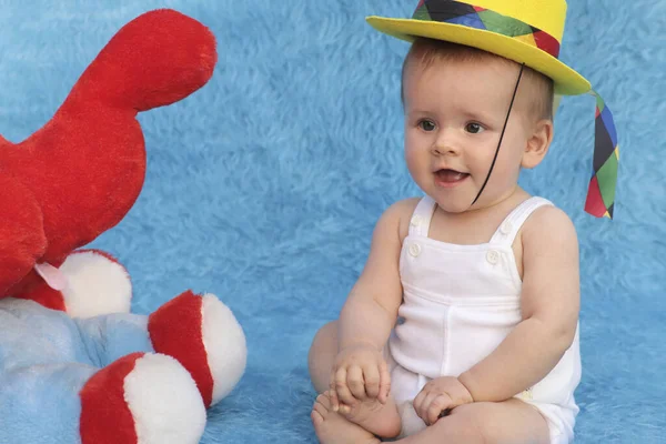 Uma Criança Pequena Brinca Com Brinquedos Uma Roupa Festiva Expressa — Fotografia de Stock