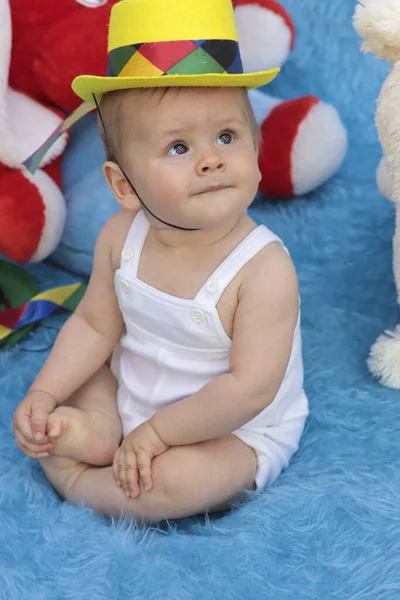 Uma Criança Pequena Brinca Com Brinquedos Uma Roupa Festiva Expressa — Fotografia de Stock