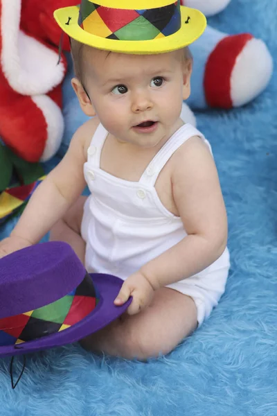 Piccolo Bambino Gioca Con Giocattoli Vestito Festivo Esprime Emozioni Positive — Foto Stock