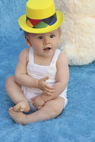 Uma Criança Pequena Brinca Com Brinquedos Uma Roupa Festiva Expressa — Fotografia de Stock