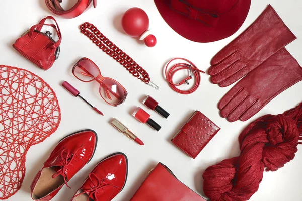 Eine Kollektion Von Bekleidungsstücken Und Accessoires Einer Stilvollen Trendigen Roten — Stockfoto