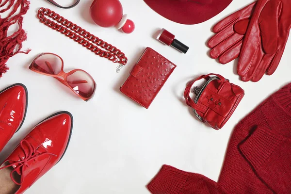Eine Kollektion Von Bekleidungsstücken Und Accessoires Einer Stilvollen Trendigen Roten — Stockfoto