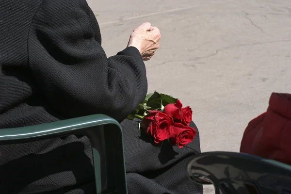 Букет Красных Роз Подаренный Женщине Ветераном Праздник Честь Дня Победы — стоковое фото