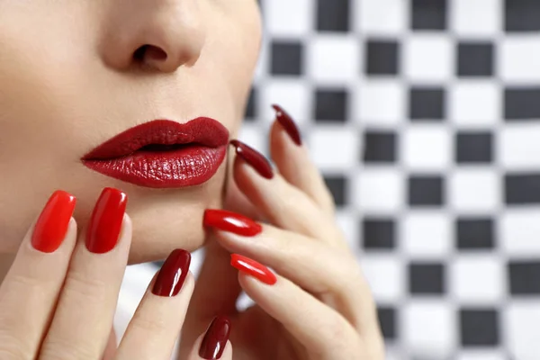 Rojo Maquillaje Moda Manicura Sobre Las Uñas Largas Cuadradas Arte —  Fotos de Stock