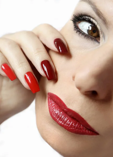 Maquillaje Moda Manicura Rojo Oscuro Tonos Claros Esmalte Uñas Arte — Foto de Stock