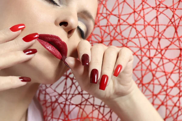 Maquillage Manucure Mode Dans Des Tons Rouge Foncé Clair Vernis — Photo