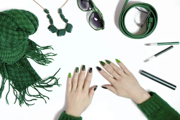 Modische Grüne Maniküre Auf Langen Nägeln Und Damenaccessoires Verschiedenen Grüntönen — Stockfoto