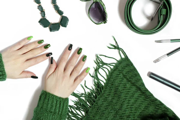 Modieuze Groene Manicure Lange Nagels Damesaccessoires Verschillende Tinten Groen Een — Stockfoto